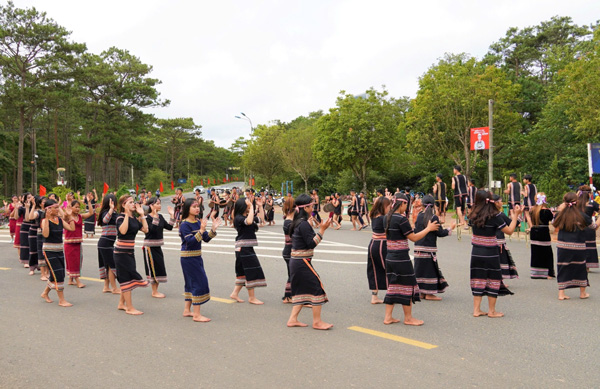Văn hóa truyền thống được lưu giữ qua từng điệu múa mùa lễ hội. Ảnh: Thanh Tuấn 