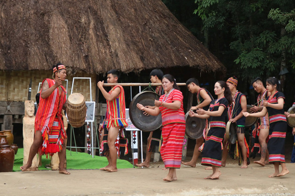 Cồng chiêng Tây Nguyên là di sản văn hóa của nhân loại, góp phần vào sự phát triển của du lịch, khám phá thế giới. Ảnh: Thanh Tuấn 