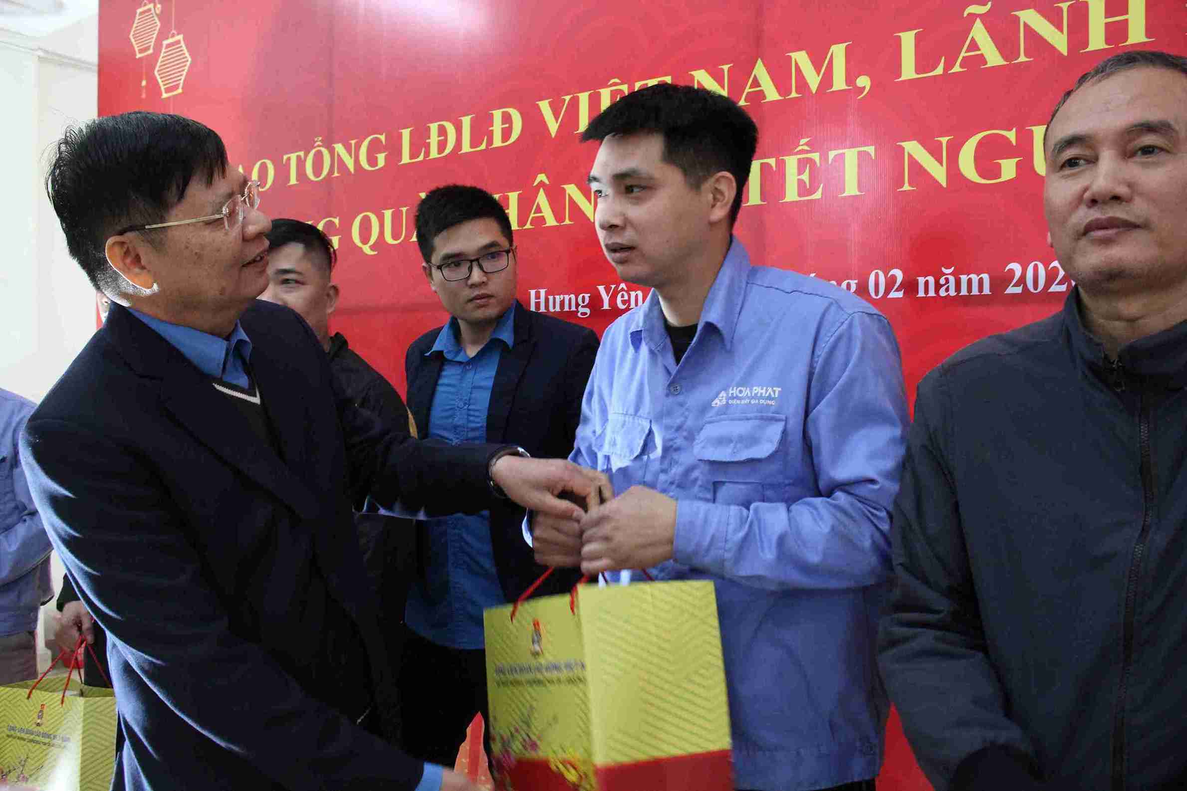 Mr. Phan Van Anh - Vice President of the Vietnam General Confederation of Labor presents Tet gifts to workers in Pho Noi A Industrial Park. Photo: Mai Huong