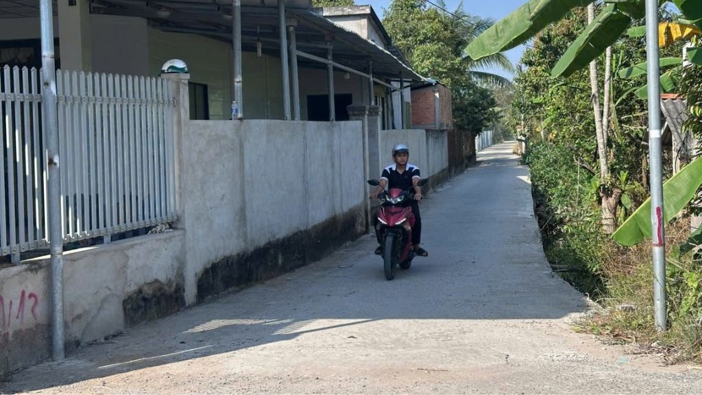 Tuyến đường giao thông nông thôn ấp Tân Qui được xã hội hóa đầu tư khang trang, tạo thuận lợi cho người dân đi lại, vận chuyển hàng hóa dịp Tết. Ảnh: Hoàng Lộc