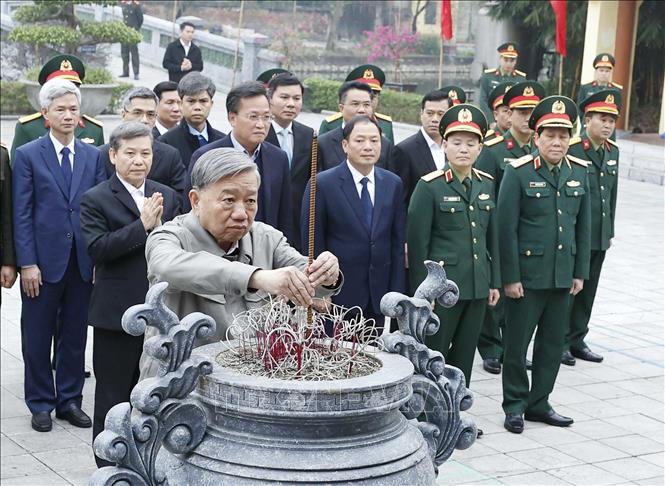 General Secretary To Lam offers incense at Nguyen Van Linh commune. Photo: Thong Nhat/VNA