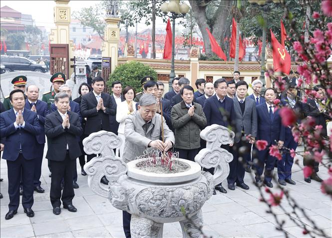 Tổng Bí thư Tô Lâm và đoàn công tác Trung ương dâng hương tại Nhà tưởng niệm Trung tướng Nguyễn Bình, xã Nguyễn Văn Linh, tỉnh Hưng Yên. Ảnh: Thống Nhất/TTXVN
