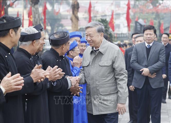 Tổng Bí thư Tô Lâm và đoàn công tác Trung ương đến dâng hương tại Nhà tưởng niệm Tổng Bí thư Nguyễn Văn Linh ở xã Nguyễn Văn Linh, tỉnh Hưng Yên. Ảnh: Thống Nhất/TTXVN