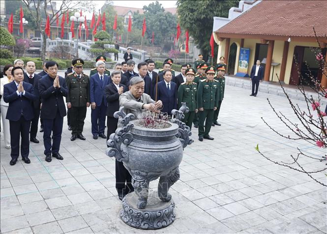 Tổng Bí thư Tô Lâm và đoàn công tác Trung ương dâng hương tại Nhà tưởng niệm Tổng Bí thư Nguyễn Văn Linh. Ảnh: Thống Nhất/TTXVN