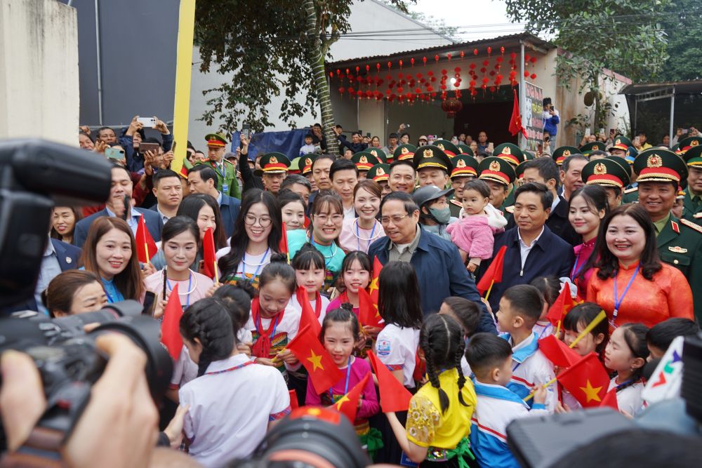 Người dân tại xã Cẩm Thạch, tỉnh Thanh Hóa nồng nhiệt chào đón Thủ tướng Chính phủ Phạm Minh Chính. Ảnh: Quách Du