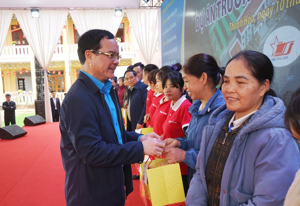 Chủ tịch Tổng Liên đoàn Lao động Việt Nam Nguyễn Đình Khang trao quà cho đoàn viên, người lao động khó khăn. Ảnh: Quách Du