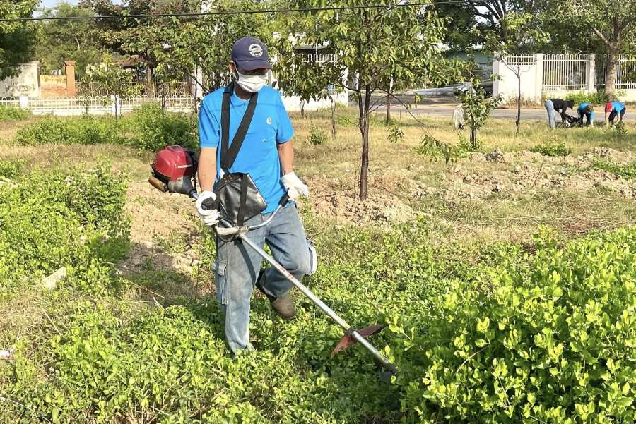 Dọn dẹp vệ sinh tại Khu công nghiệp Phan Thiết từ việc phát động mô hình. Ảnh: Phạm Duy 