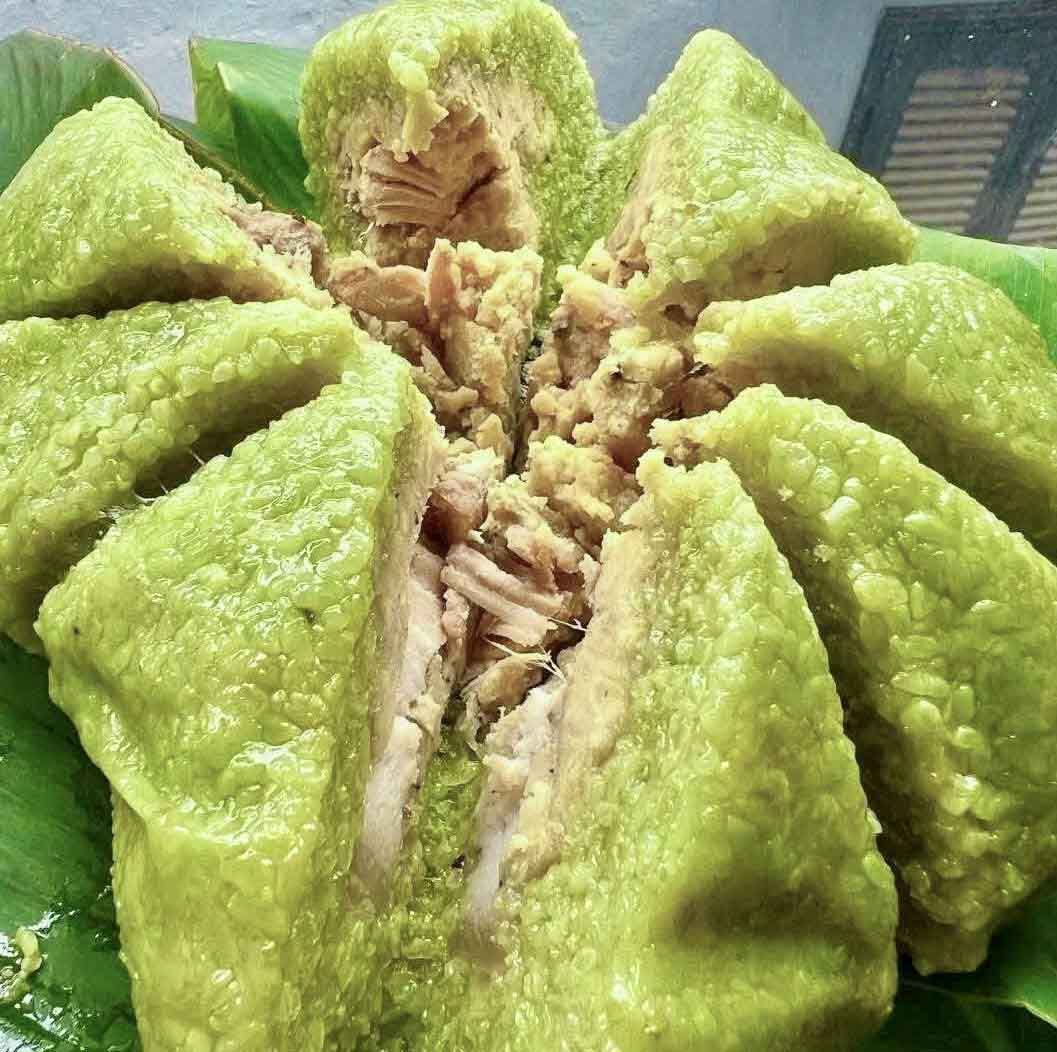 Bánh chưng cốm có lớp vỏ cốm non kết hợp với phần nhân truyền thống đậm đà.