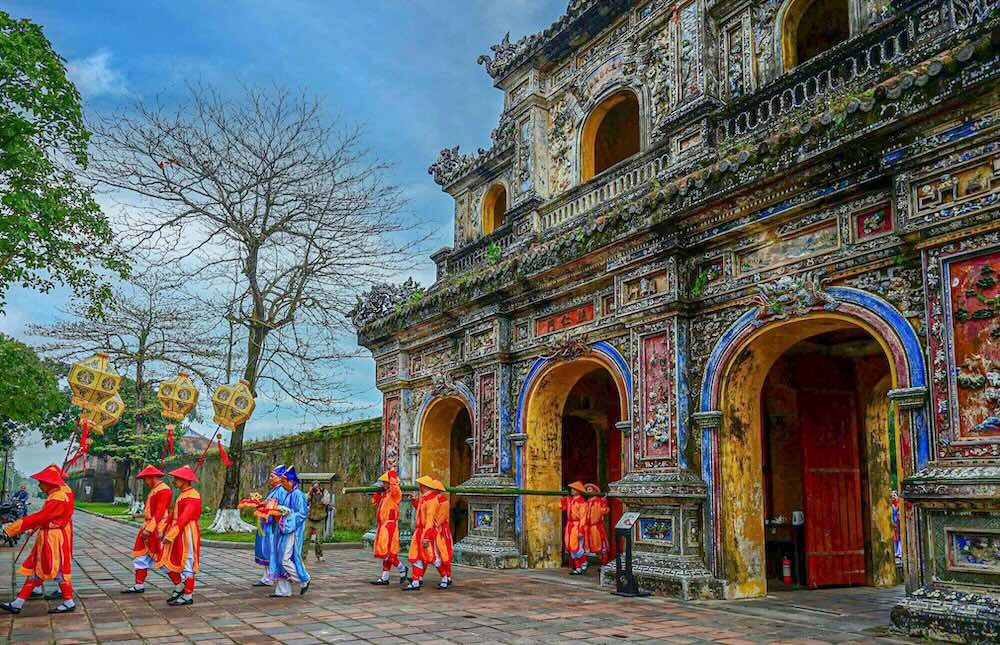 Ngày 10.2 (tức 23 tháng Chạp năm Ất Tỵ), Lễ Thướng Tiêu – nghi lễ dựng cây nêu ngày Tết được tổ chức trang trọng tại Đại Nội Huế, thu hút đông đảo người dân và du khách tham dự.