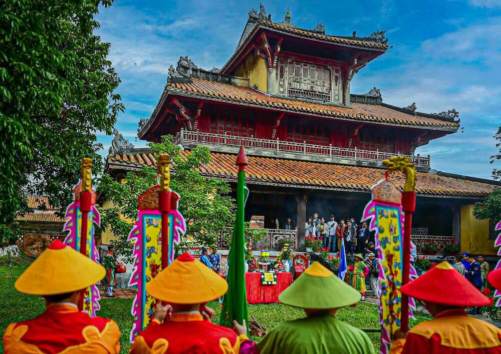 Cây nêu được đưa đến khu vực sân Hiển Lâm Các – nơi tiến hành nghi thức dựng nêu theo đúng quy định xưa, cùng hương án và lễ phẩm được bày trí trang trọng.