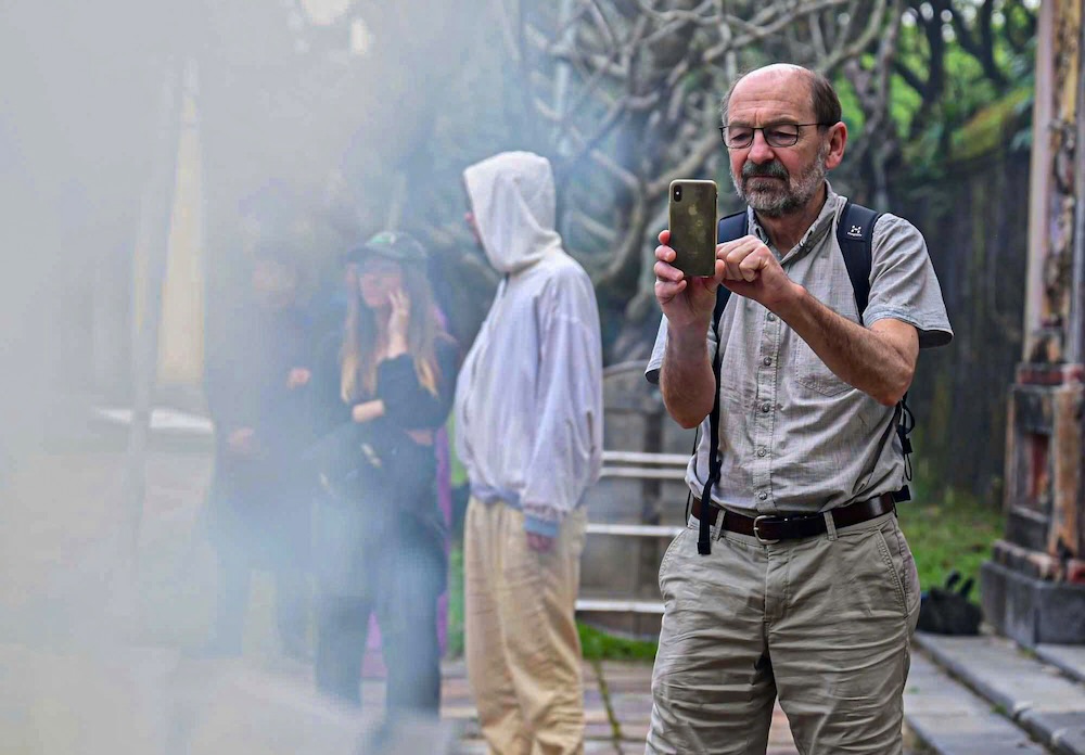 Du khách trong và ngoài nước thích thú ghi lại những khoảnh khắc đặc sắc của nghi lễ, xem đây là dịp hiếm để tiếp cận không gian văn hóa cung đình Huế.