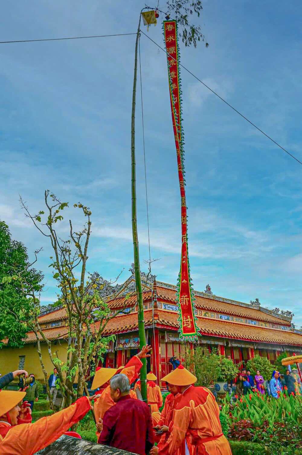 Sau nghi lễ chính tại Thế Miếu, lễ dựng nêu cũng được tổ chức giản lược tại nhiều điểm di tích khác trong Quần thể Di tích Cố đô Huế, kéo dài đến những ngày cận Tết.