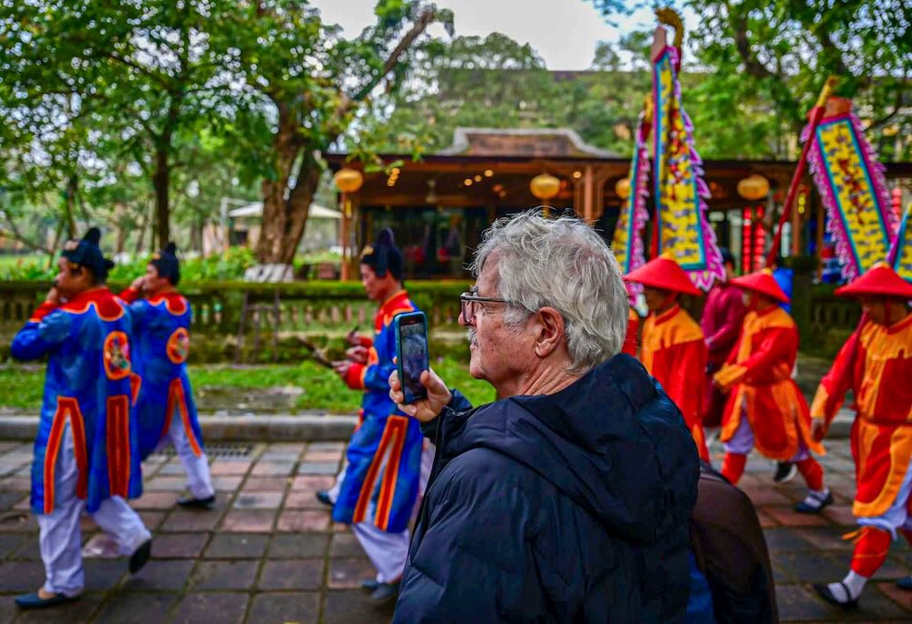Mở đầu nghi lễ là nghi thức rước nêu. Đoàn rước xuất phát từ cửa Hiển Nhơn, tiến vào Hoàng Thành trong không khí trang nghiêm, tái hiện không gian nghi lễ cung đình triều Nguyễn.