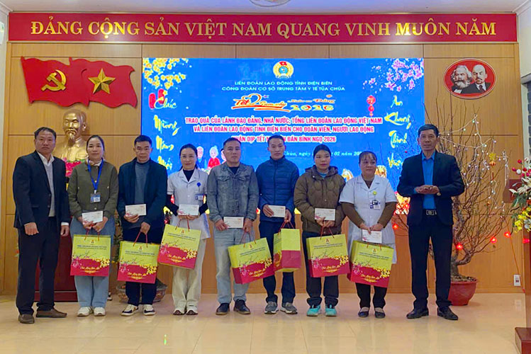 Ông Phạm Ngọc Nhưng - Chủ tịch Công đoàn xã Tuần Giáo trao quà cho đoàn viên, người lao động. Ảnh: Quang Đạt