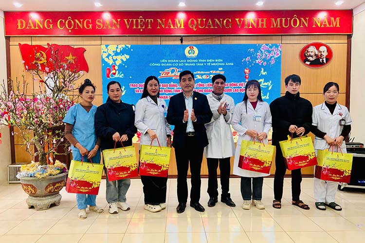 Mr. Tan Minh Long - Chairman of Dien Bien Provincial Labor Federation presents Tet gifts to union members and workers at Muong Ang Medical Center. Photo: Quang Dat