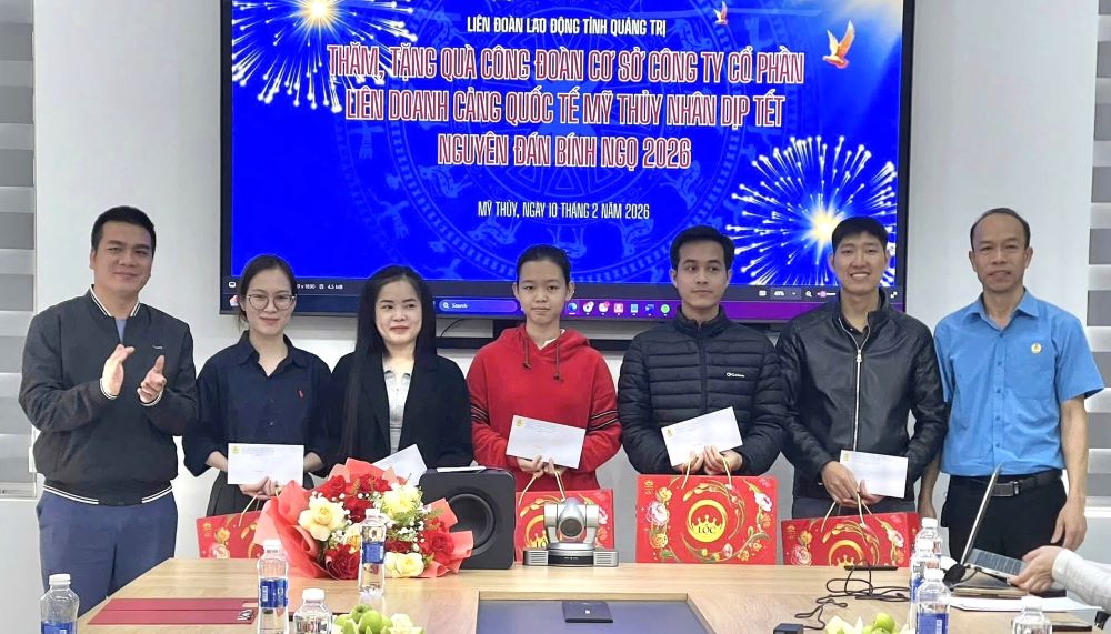 Dien Sanh Commune Trade Union presents gifts to union members and workers in difficult circumstances at the establishment ceremony of the grassroots Trade Union of My Thuy International Port Joint Stock Company. Photo: Tuan Binh