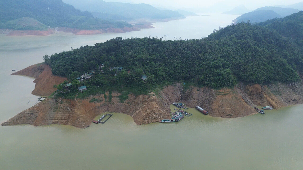 Water level of Hoa Binh Hydropower Reservoir. Photo: Minh Nguyen