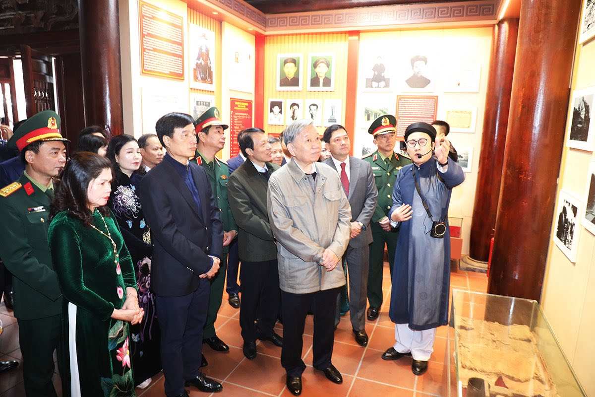 Tổng Bí thư Tô Lâm cùng các đồng chí lãnh đạo thăm Khu trưng bày tư liệu, hiện vật về cuộc đời, thân thế, sự nghiệp của Tổng Bí thư Nguyễn Văn Cừ. Ảnh: Hữu Thắng