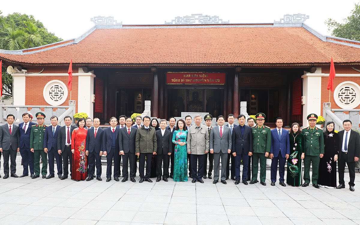 Tổng Bí thư Tô Lâm cùng các đồng chí lãnh đạo Trung ương, lãnh đạo tỉnh Bắc Ninh và các đại biểu chụp ảnh lưu niệm. Ảnh: Hữu Thắng