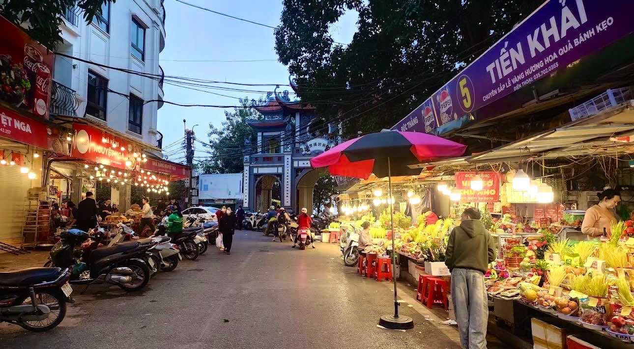 Ngay từ sáng sớm, dọc lối vào Phủ Tây Hồ, các sạp hàng đồ lễ bày bán sẵn sàng đón người dân du xuân, lễ đầu năm. Ảnh: Song Anh