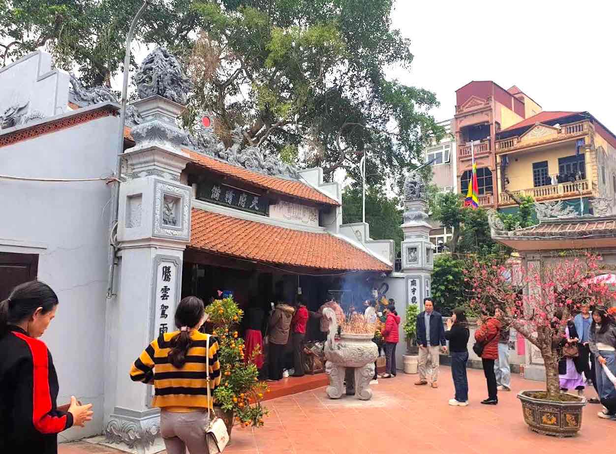 Người dân xếp hàng vào chùa Nôm (Hưng Yên) dâng hương, du xuân mùng 3 Tết. Ảnh: Song Anh 