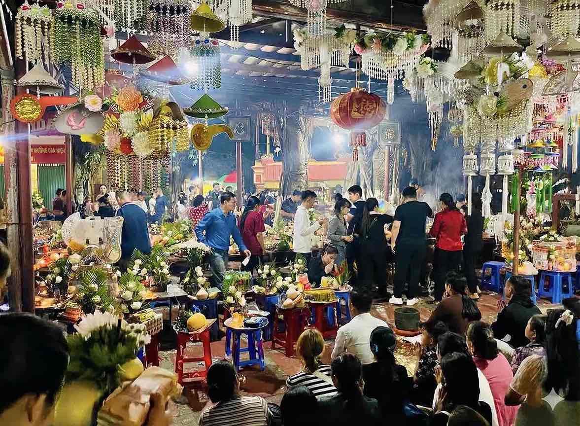 Không gian chùa đông kín người dâng hương, lễ bái trang nghiêm, thành kính tại Miếu Bà Chúa Năm (Hải Phòng). Ảnh: Song Anh