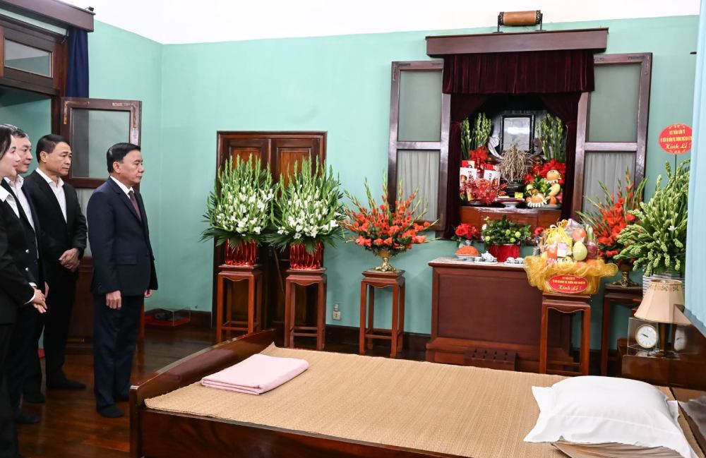 Politburo Member, Standing Secretary of the Secretariat Tran Cam Tu offers incense to commemorate President Ho Chi Minh at House 67. Photo: Kim Thanh