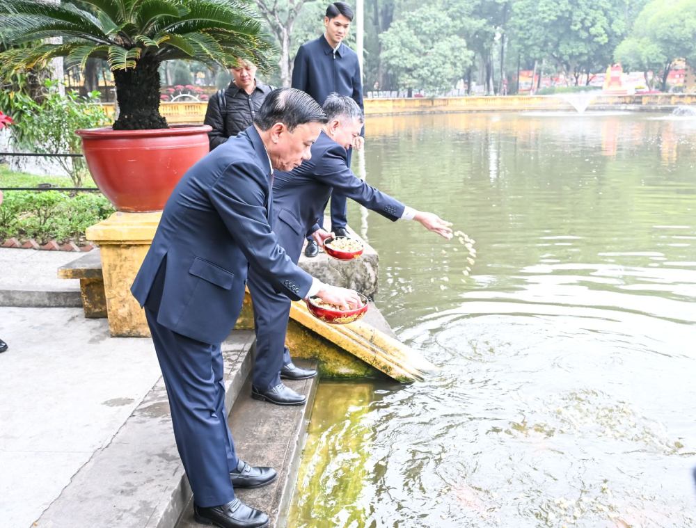 Thường trực Ban Bí thư Trần Cẩm Tú cho cá ăn tại Ao cá Bác Hồ trong Khu di tích Phủ Chủ tịch. Ảnh: Kim Thanh