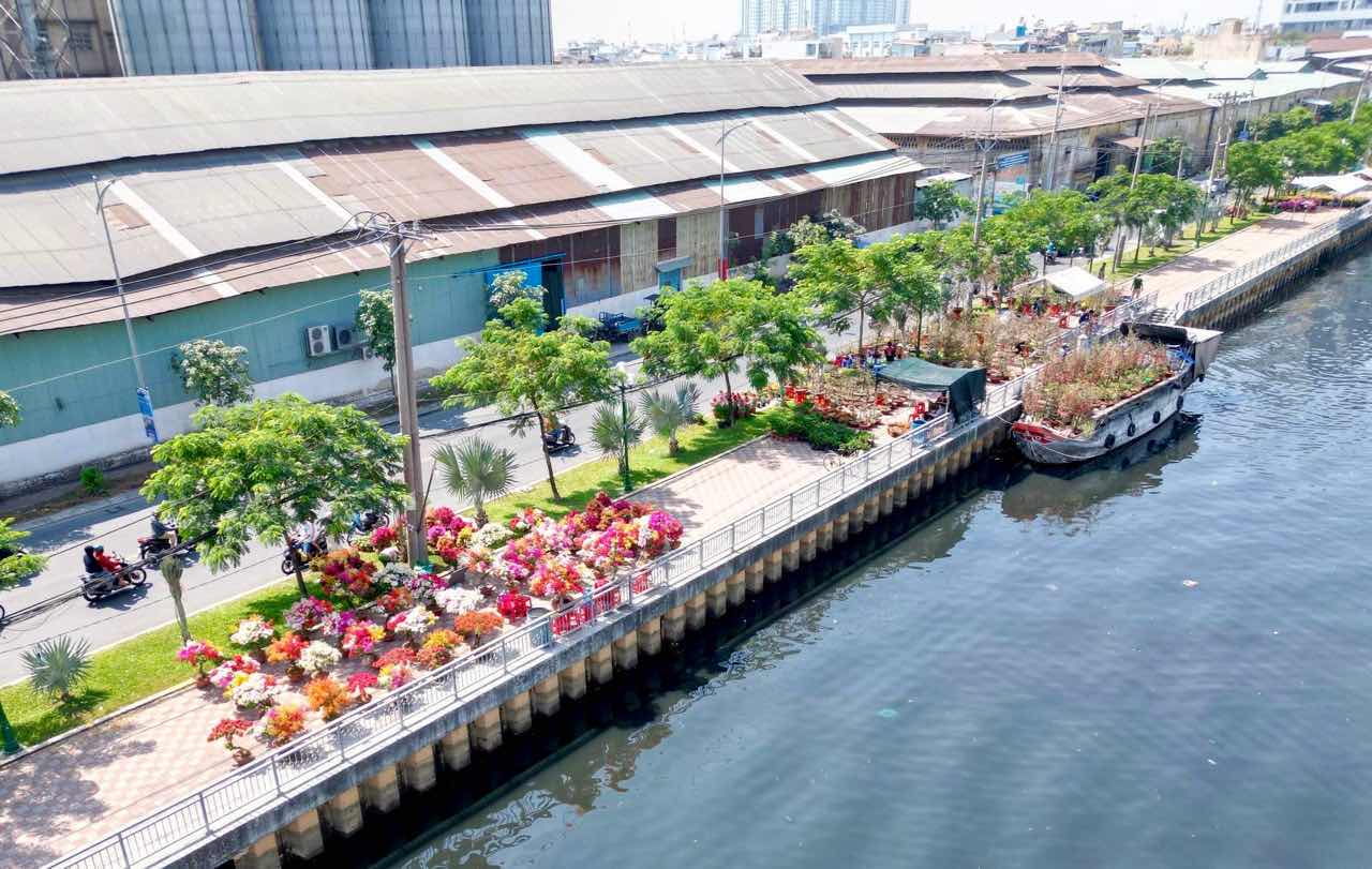 Những chuyến ghe chở đầy sắc Xuân từ miền Tây đã bắt đầu cập bến, sẵn sàng cho Chợ hoa xuân Trên bến dưới thuyền 2026. Ảnh: Anh Tú