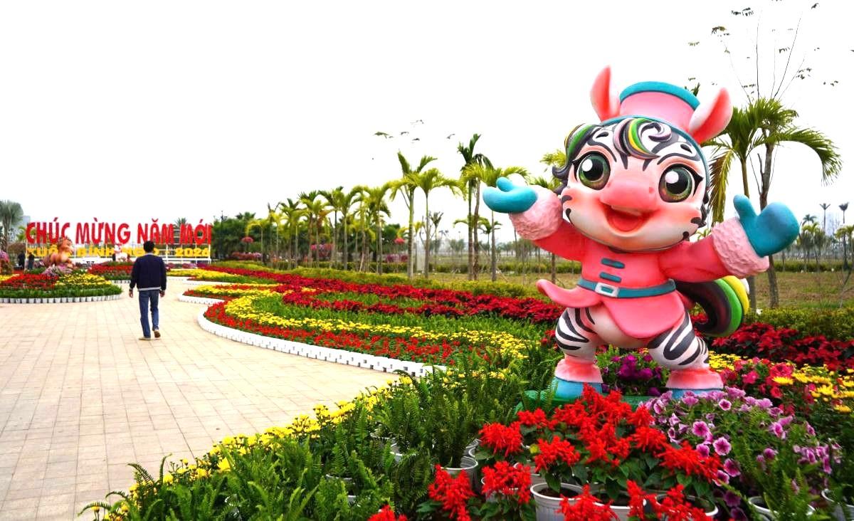 3 chú ngựa tạo hình đáng yêu phía sau ngựa vàng. Ảnh: Mai Dung