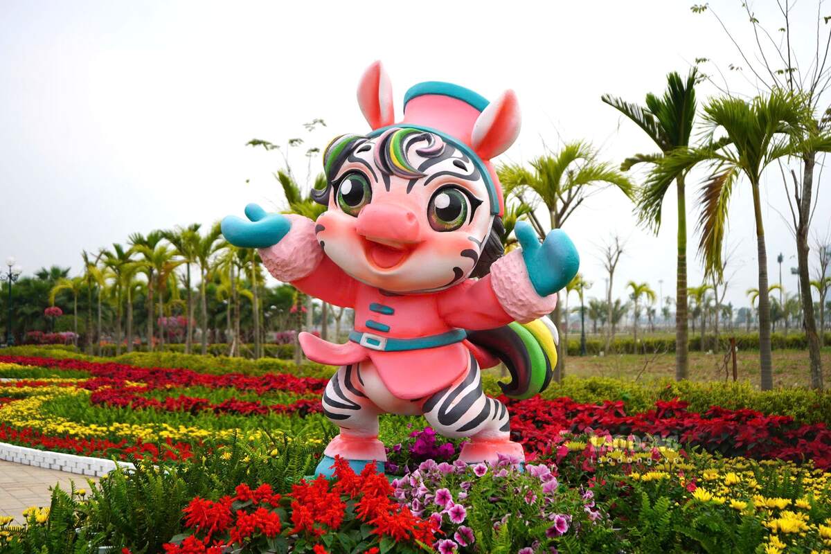 Nổi bật không kém ngựa vàng là chú ngựa vằn tạo hình hoạt hình, vươn rộng hai tay như chào đón người dân thành phố đến tham quan, chụp ảnh dịp Tết. 
