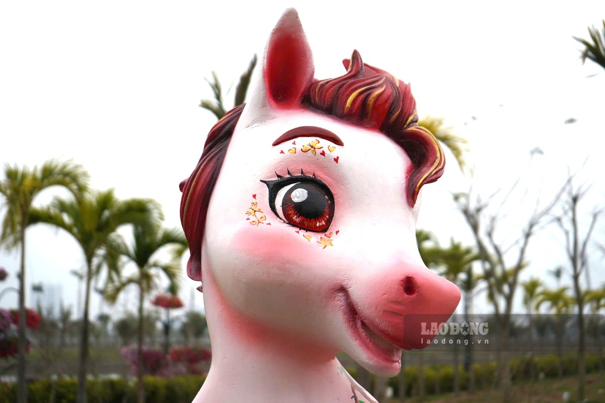 Ngựa trắng nổi bật với đôi mắt long lanh, má hồng, môi đỏ rất nữ tính. 