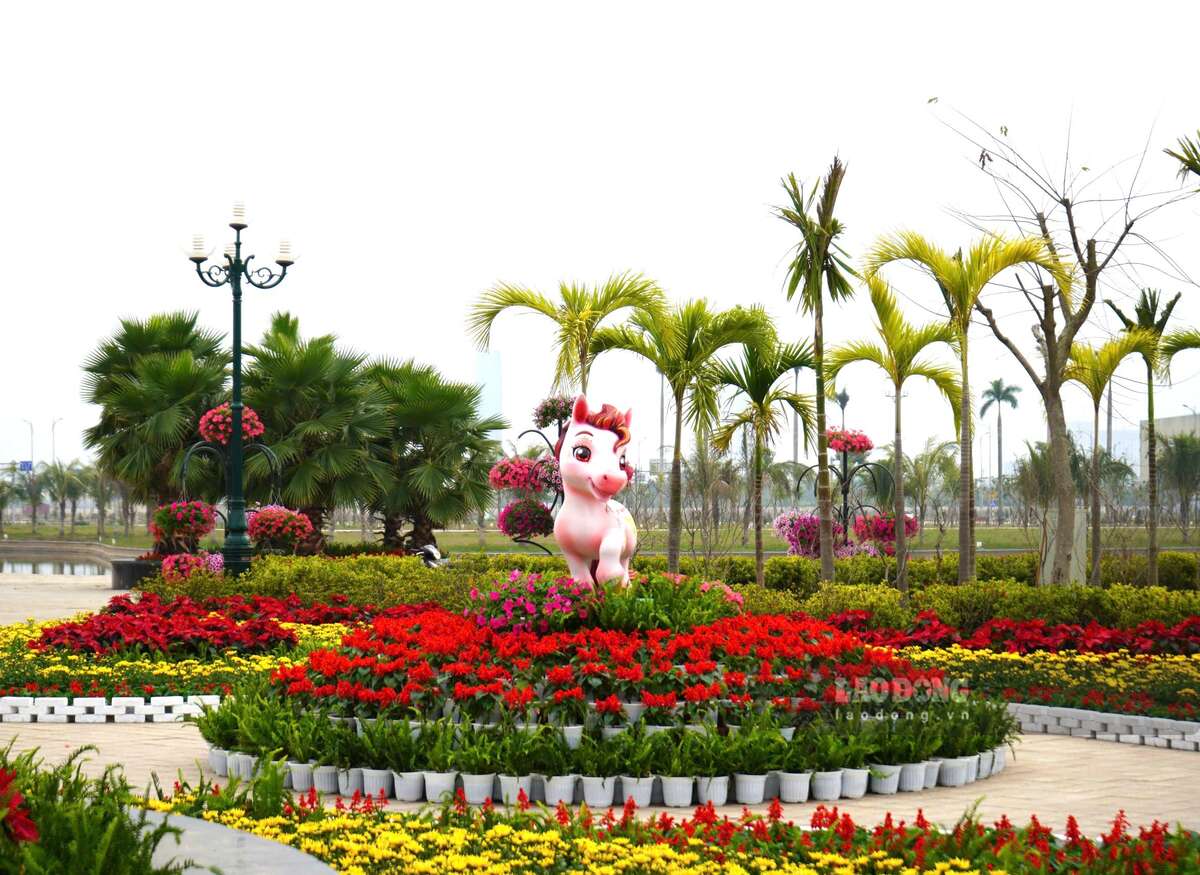 Cuối cùng là chú ngựa trắng “tung tăng” giữa phố hoa. Ảnh: Mai Dung