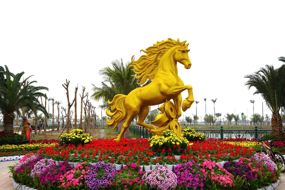 Linh vật ngựa vàng nổi bật giữa công viên Quảng trường Trung tâm Chính trị Hành chính Bắc sông Cấm. Ảnh: Mai Dung