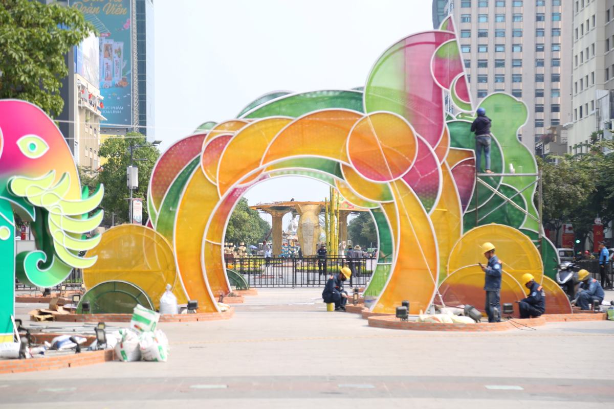 Khu vực đại cảnh “Ngựa chín hồng mao” lấy cảm hứng từ truyền thuyết Sơn Tinh - Thủy Tinh, linh vật này được khắc họa với các lớp màu, đạt chiều cao 6,4 m. Ảnh: Thái Bảo