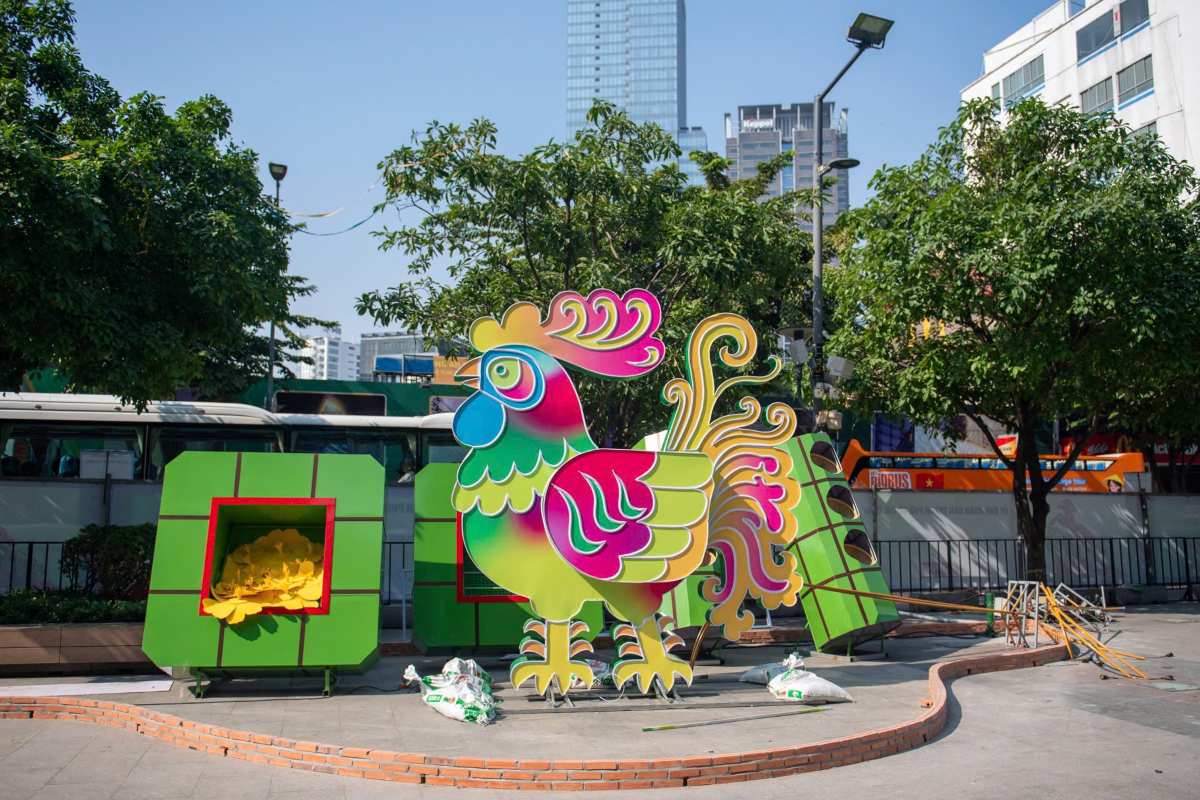 Tiểu cảnh voi chín ngà, gà chín cựa nhắc nhớ lại những câu chuyện văn hóa dân gian. Ảnh: Thái Bảo