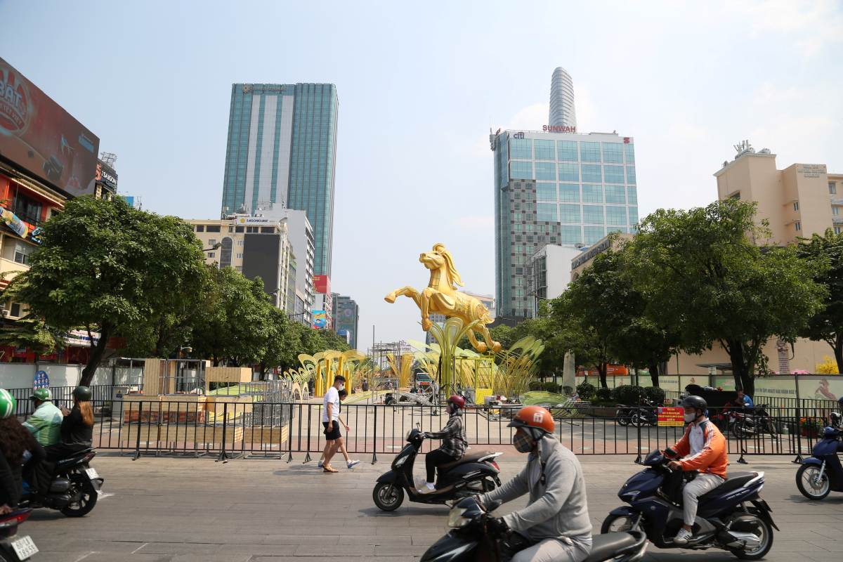 Linh vật ngựa đã cập bến ở đường hoa Nguyễn Huệ. Ảnh: Thái Bảo