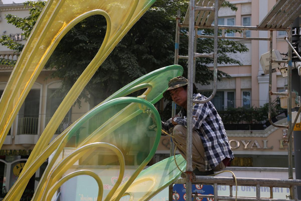 Công nhân đang tất bật thi công cho từng hạng mục. Ảnh: Thái Bảo