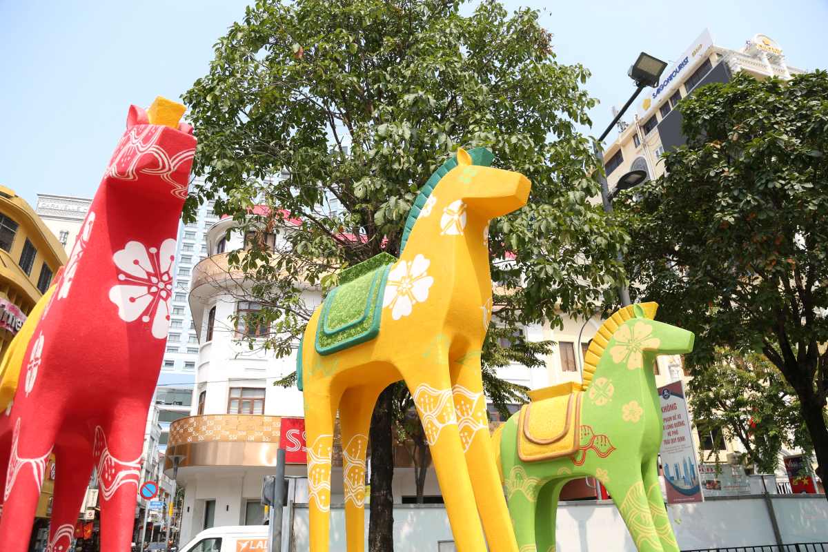 Các linh vật ngựa khác cũng được chế tác đẹp mắt giúp người dân TPHCM và du khách có thêm nhiều trải nghiệm. Ảnh: Thái Bảo