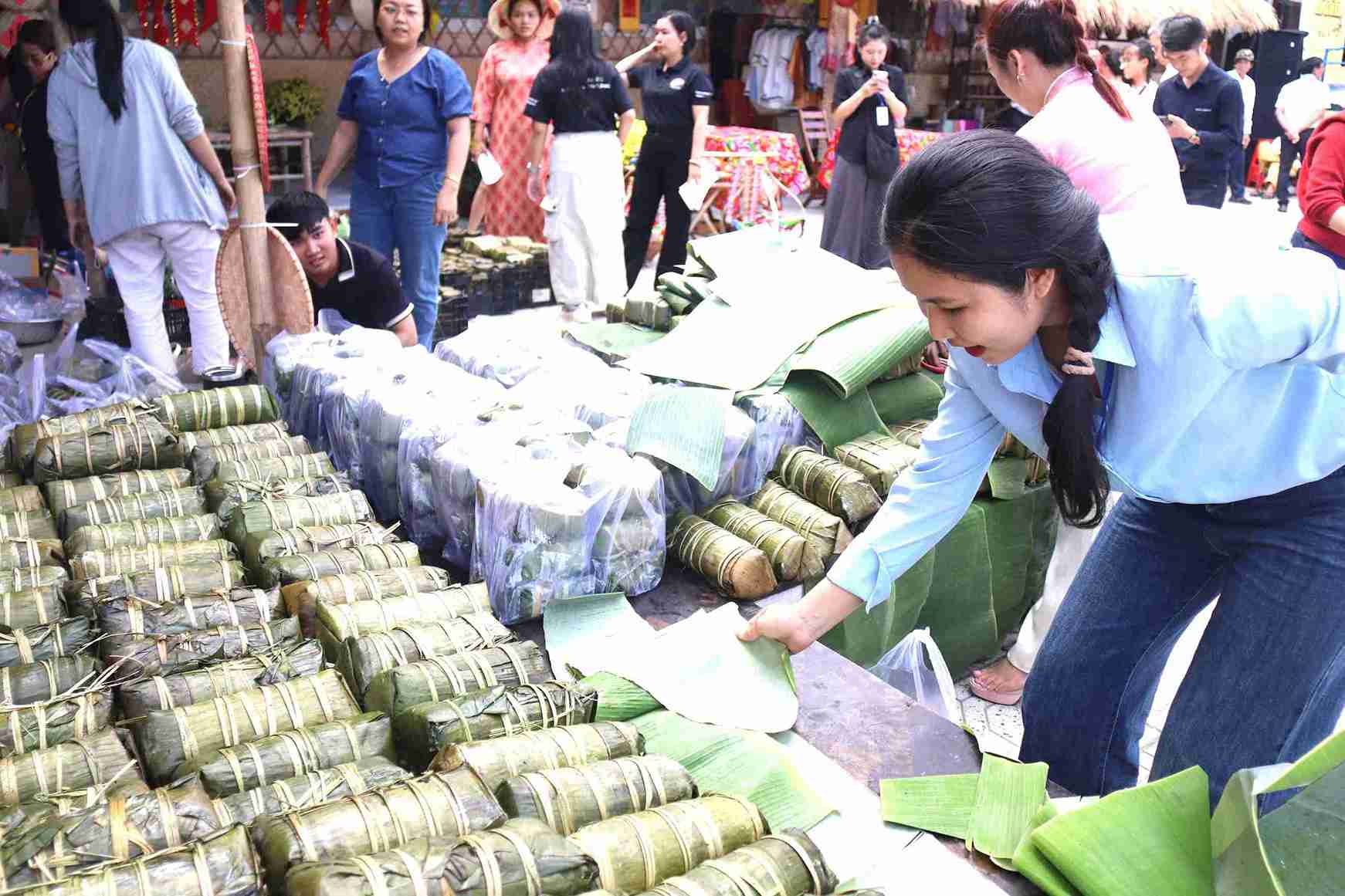Khanh Hoa Provincial Museum will give 1,200 banh chung and banh tet to people in need at the end of the year. Photo: Huu Long