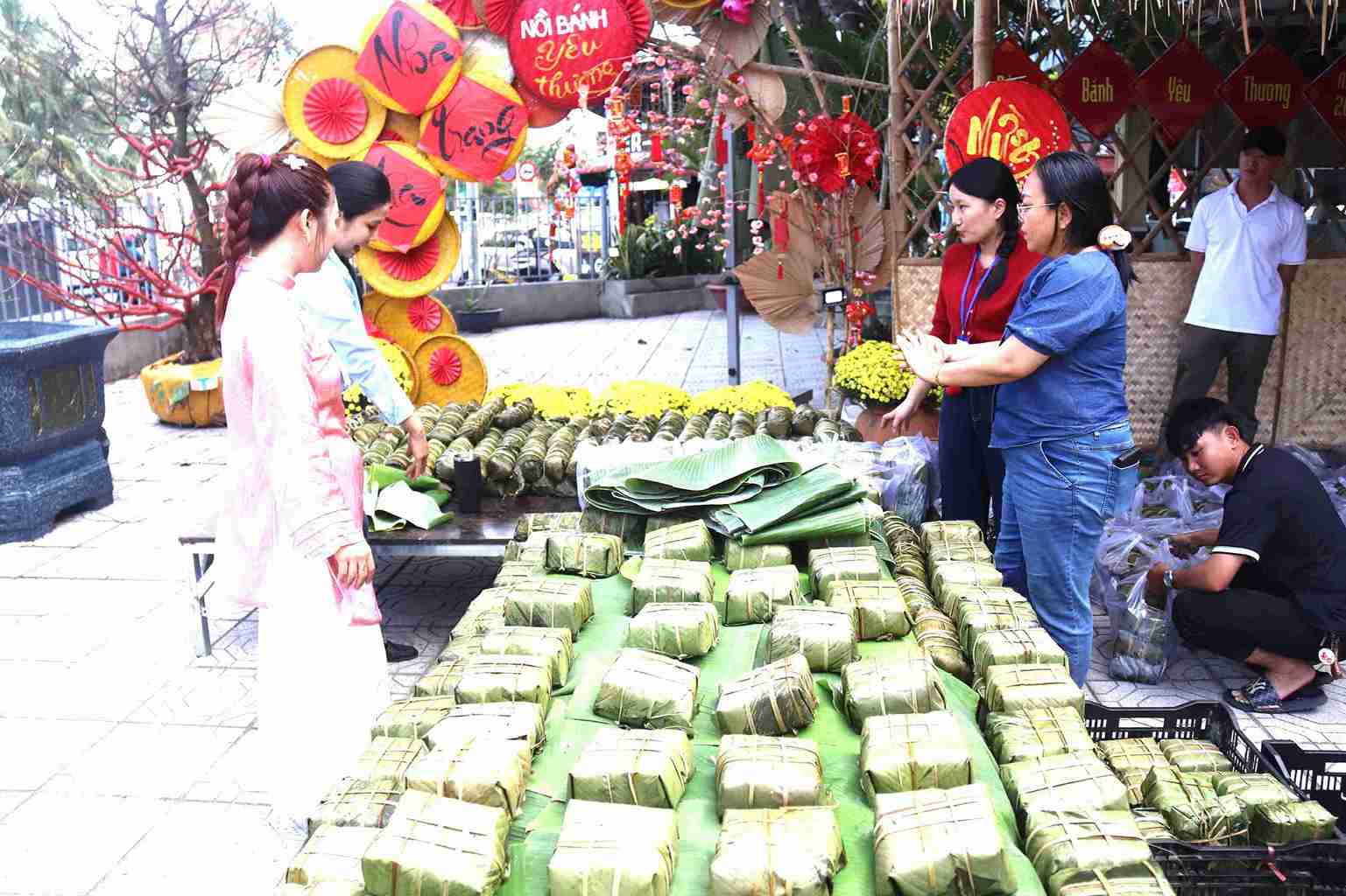 Hoạt động “Nồi bánh yêu thương” với 1.200 chiếc bánh chưng, bánh tét được trao tặng cho những hoàn cảnh khó khăn. Ảnh: Hữu Long