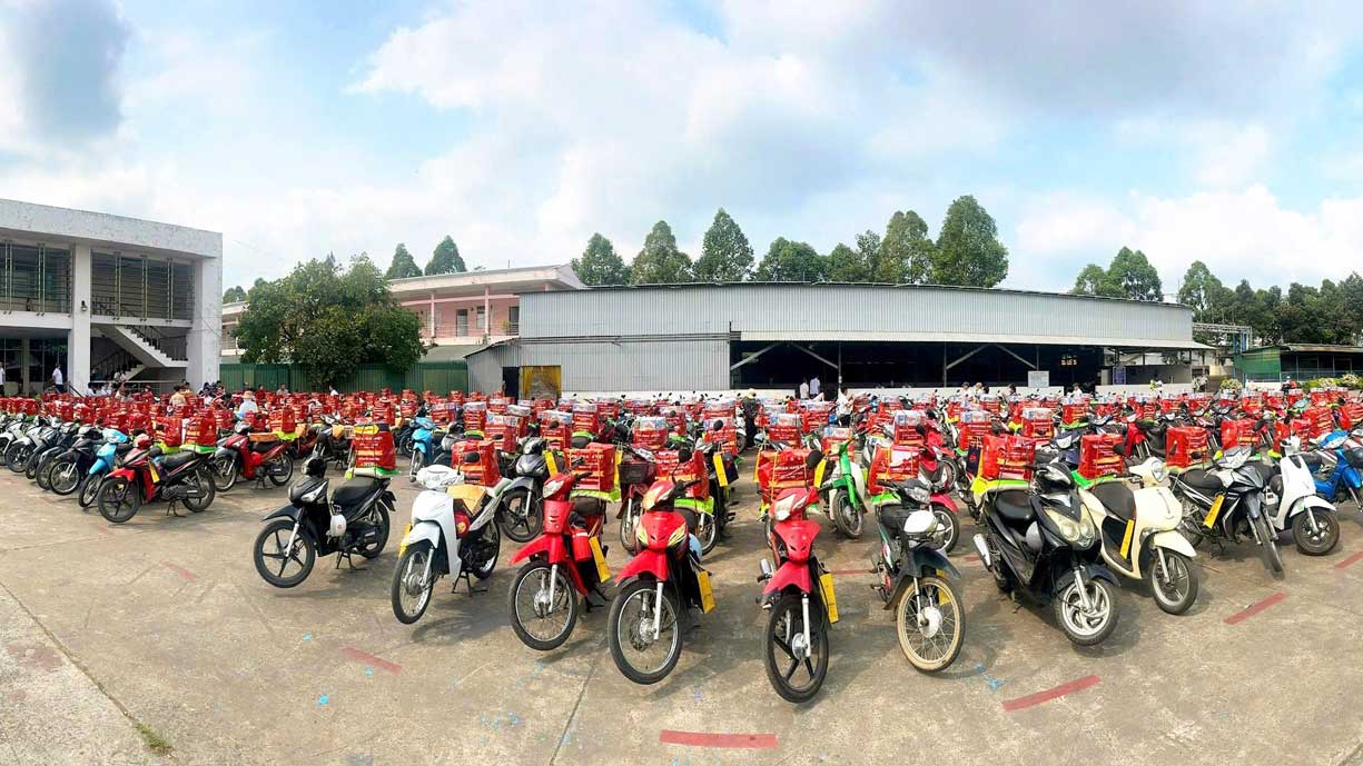 Công nhân viên, người lao động phấn khởi chờ quà Tết về nhà. Ảnh: Công ty cung cấp