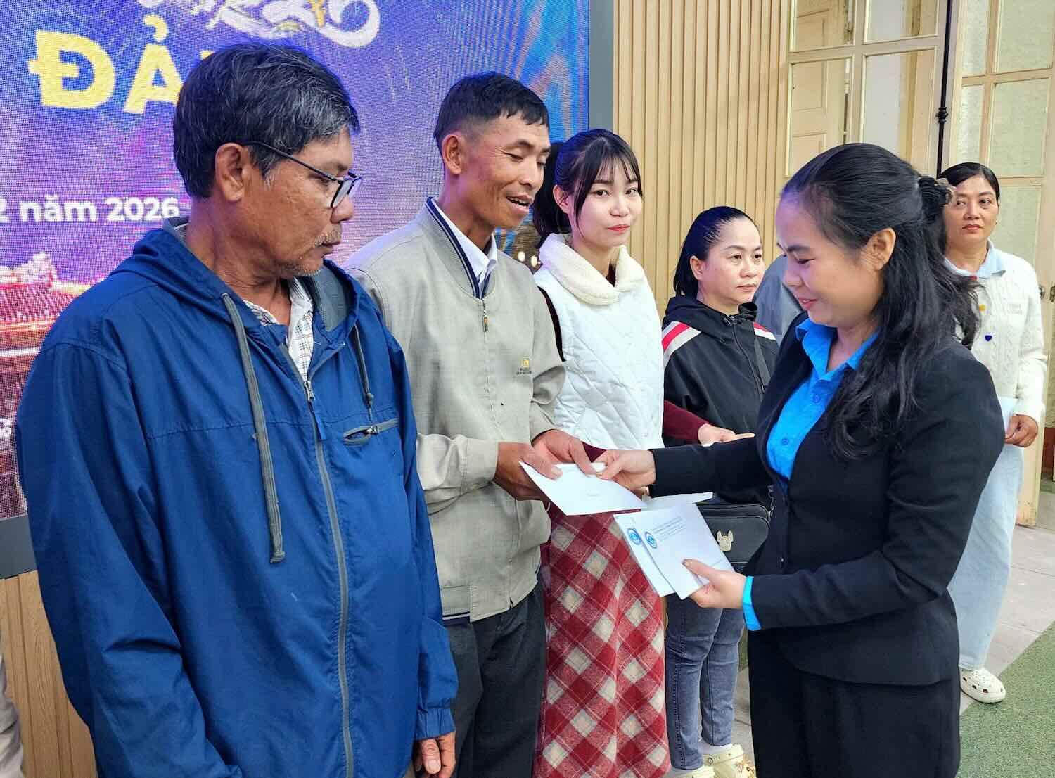 Tet gifts sent to union members and workers. Photo: Le Chung