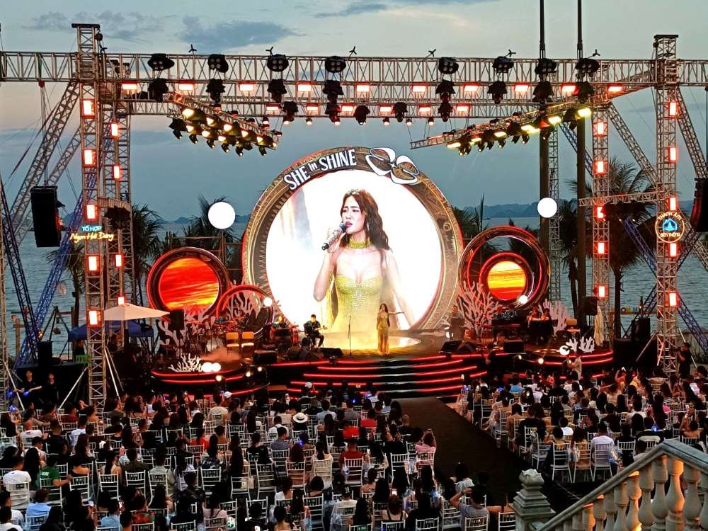 Sân khấu dưới ngọn hải đăng Bãi Cháy. Ảnh do nhân vật cung cấp