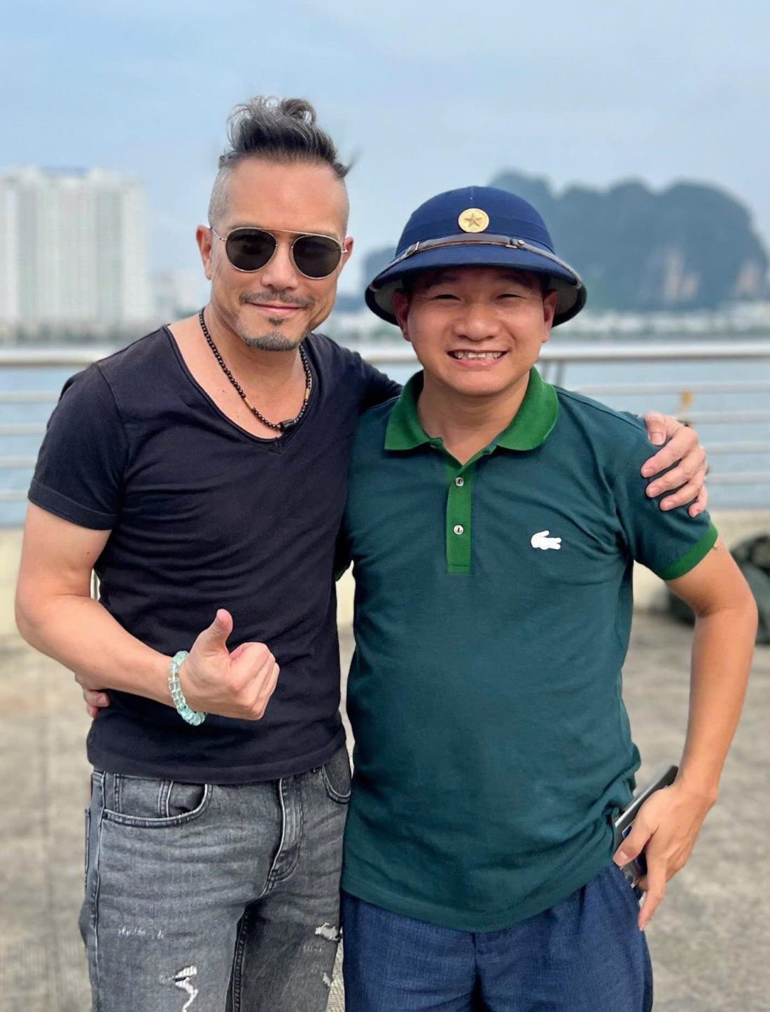 Ông “bầu” và ca sĩ Jimmy Nguyễn. Ảnh do nhân vật cung cấp