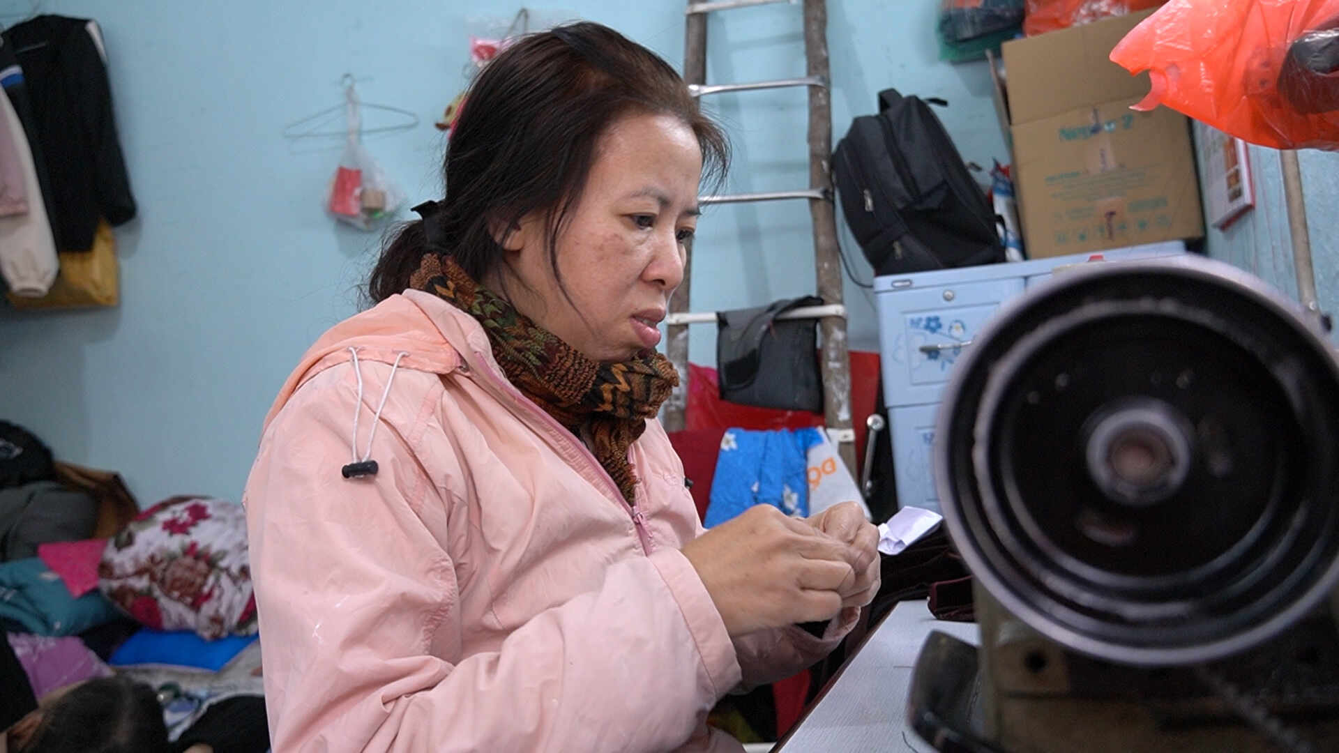 Ao dai tailors undergoing dialysis are still diligently making a living during Tet