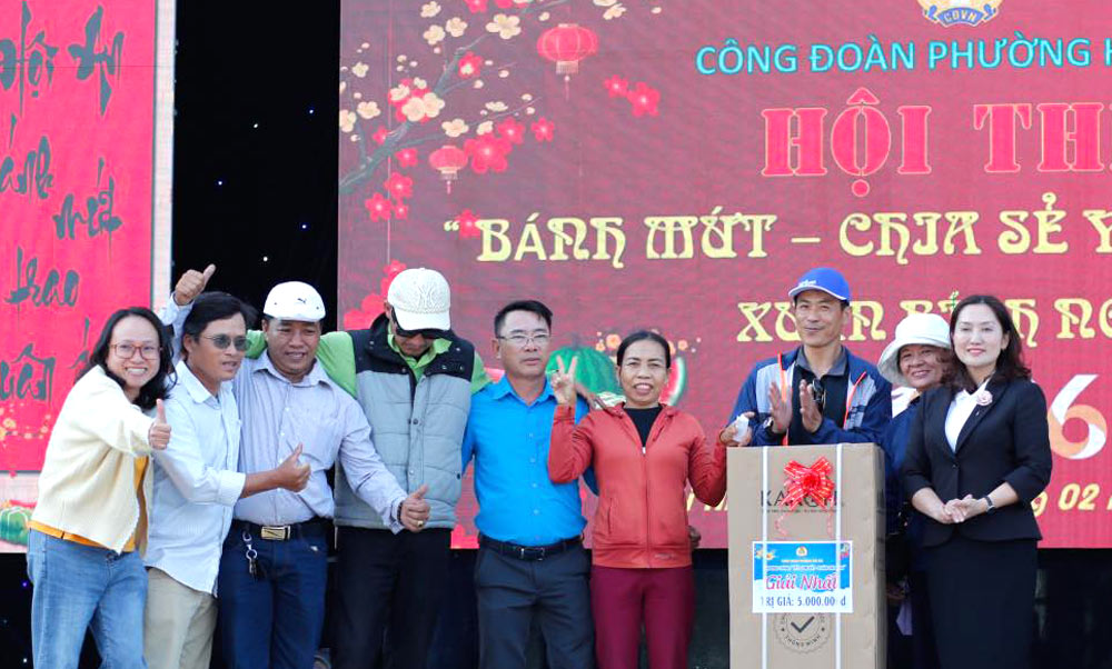 Hoi An Ward Trade Union organizes a lucky draw at the Tet Reunion program. Photo: Hoi An Trade Union.