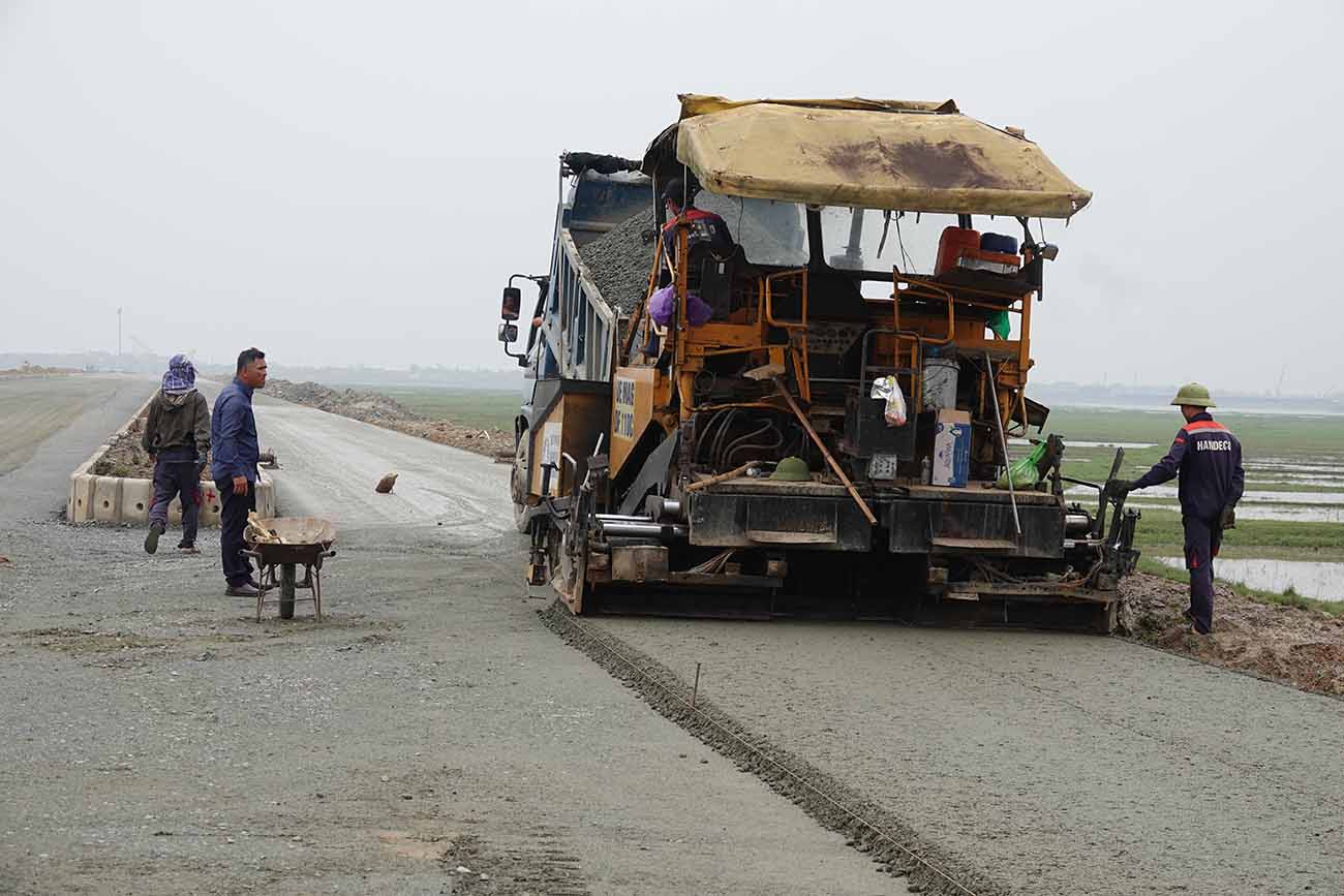 Công ty Cổ phần Phát triển công nghiệp - xây lắp và thương mại Hà Tĩnh đang thi công gói thầu số 18 thuộc Dự án đường trục chính trung tâm nối Quốc lộ 1 đoạn tránh thị xã Kỳ Anh (cũ) đến cụm cảng nước sâu Vũng Áng - Sơn Dương. Ảnh: Trần Tuấn.