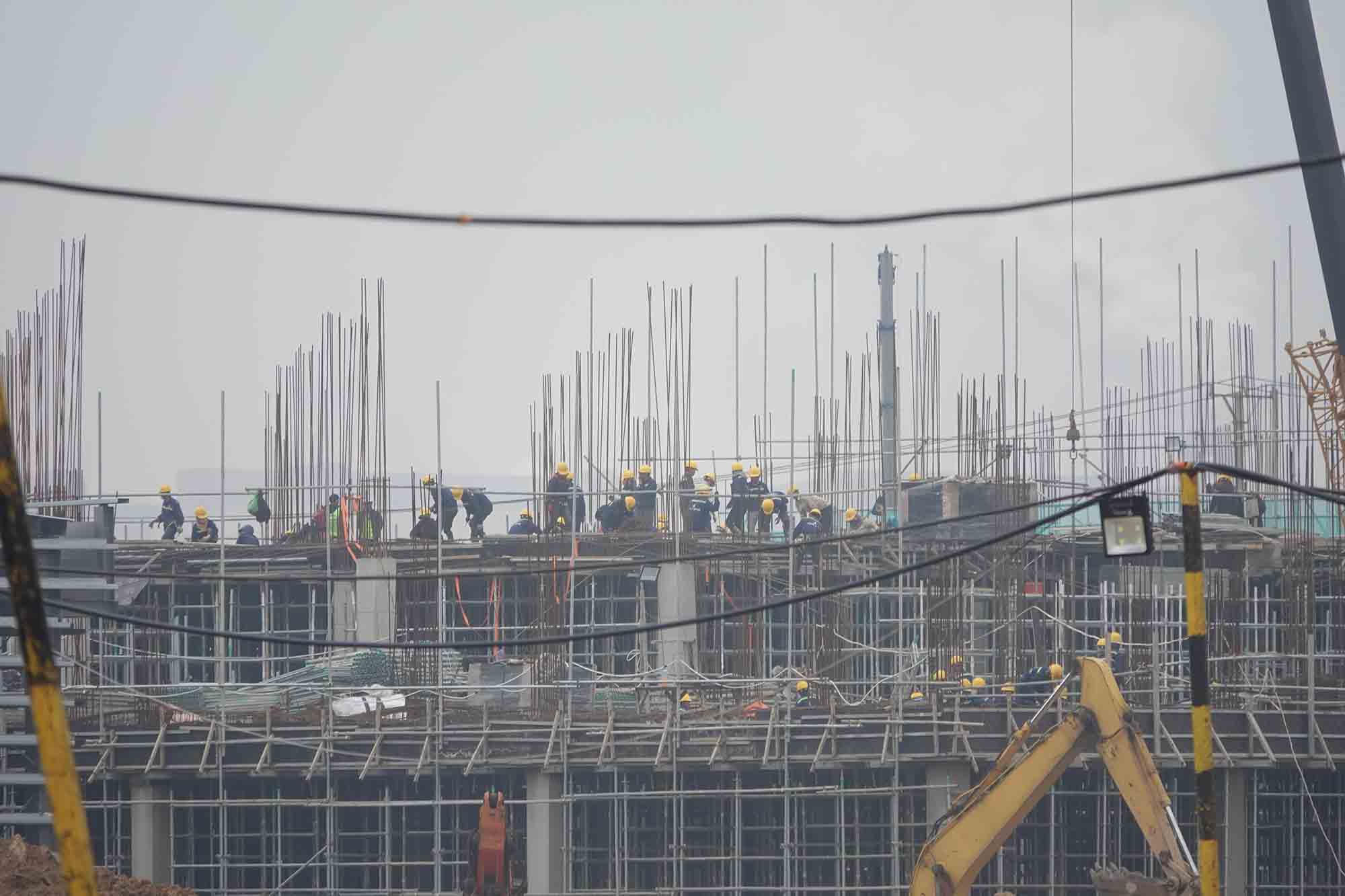 Construction site of VinFast electric motorcycle factory with thousands of workers participating in construction. Photo: Tran Tuan.