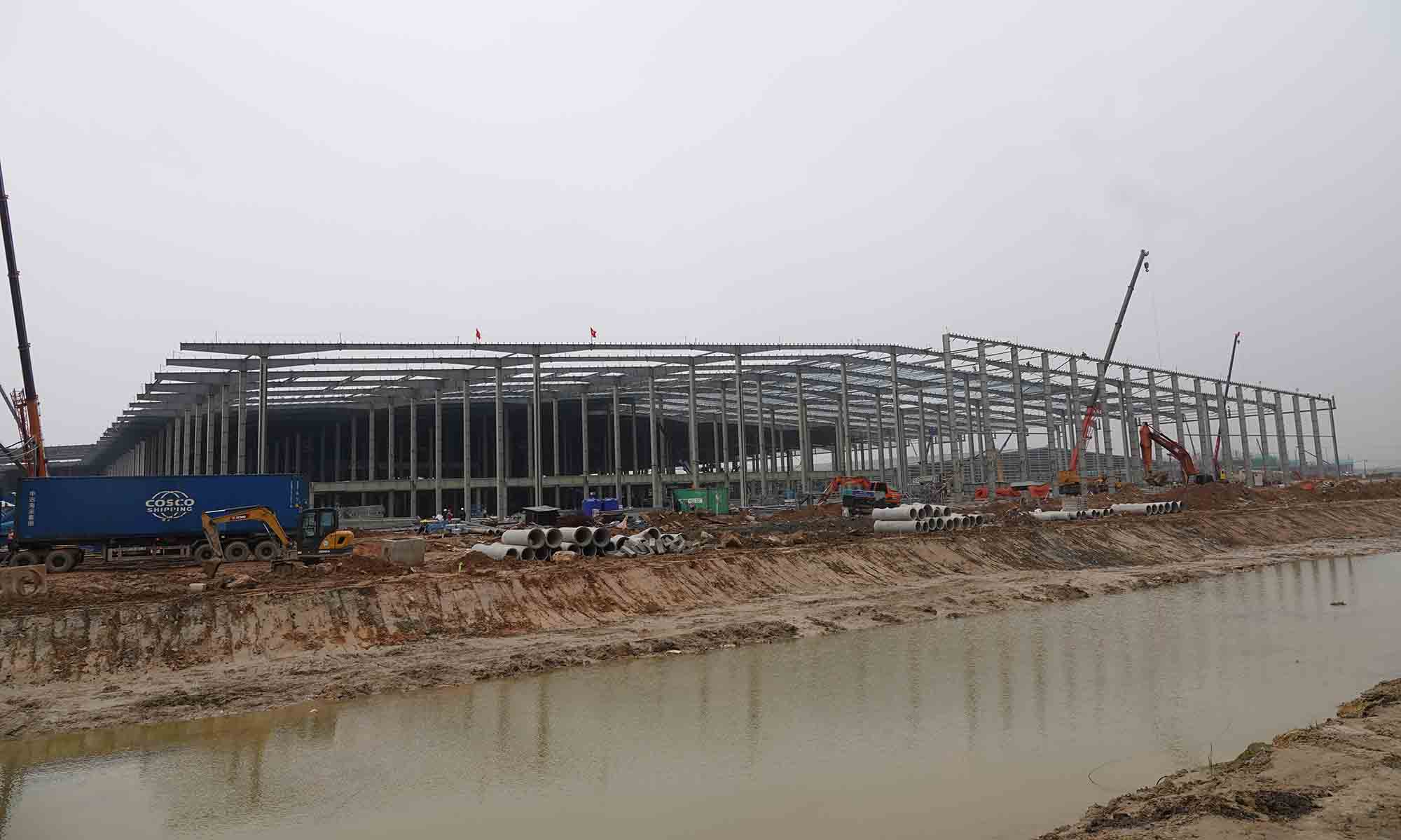 Công trường Nhà máy sản xuất xe máy điện VinFast đang thi công. Ảnh: Trần Tuấn.